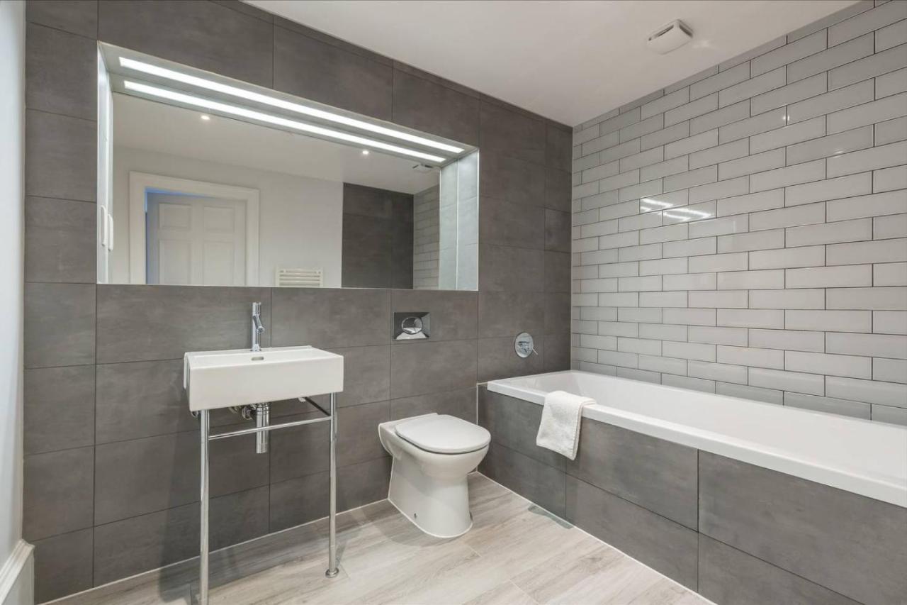 Joivy Luxurious 2Br Home Near Haymarket Station Edimburgo Esterno foto